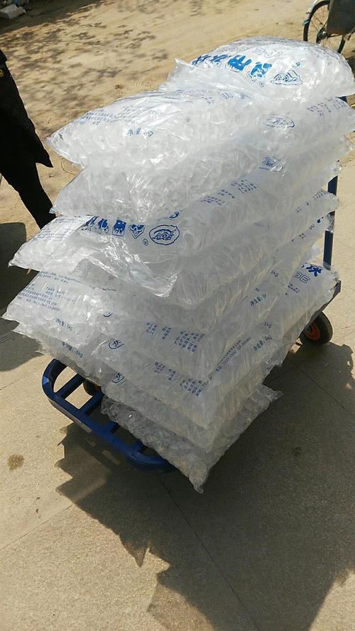 首頁 產品中心 冰塊 > 武漢工業冰塊價格 保溫冰塊 大量供應  冰是一