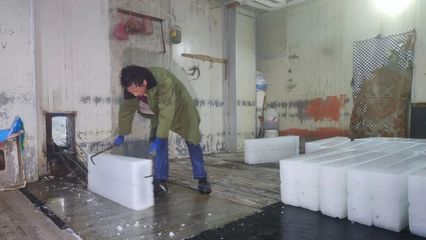 冰火兩重天 上海這家工廠里的工人,要穿厚棉衣
